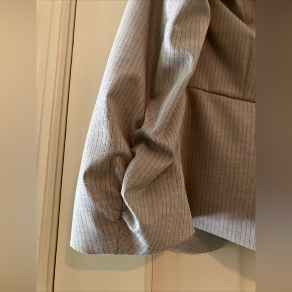 Women’s New York & Company Grey Pinstriped Blazer Jacket Size 6 NWT Button - Picture 5 of 6